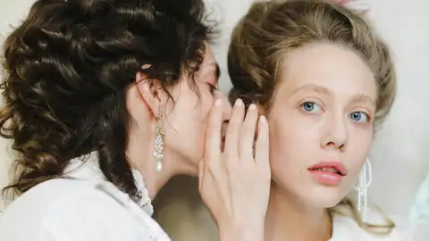 Dos mujeres compartiendo un secreto Dos mujeres compartiendo un secreto