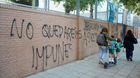 Pintadas en la fachada del colegio las Irlandesas de Loreto de Sevilla donde estudiaba Sandra