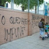 Pintadas en la fachada del colegio las Irlandesas de Loreto de Sevilla donde estudiaba Sandra