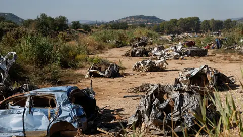Imagen de este mes de octubre de decenas de vehículos que fueron dañados y arrastrados por la dana que continúan en Riba-roja de Túria Hallan en Manises un cadáver que podría de uno de los tres desaparecidos en la DANA hace un año