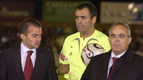 &Aacute;ngel Molina, a la izquierda, dialogando con el &aacute;rbitro Alfonso Pino Zamorano