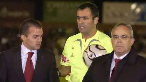 Ángel Molina, a la izquierda, dialogando con el árbitro Alfonso Pino Zamorano Ángel Molina, a la izquierda, dialogando con el árbitro Alfonso Pino Zamorano