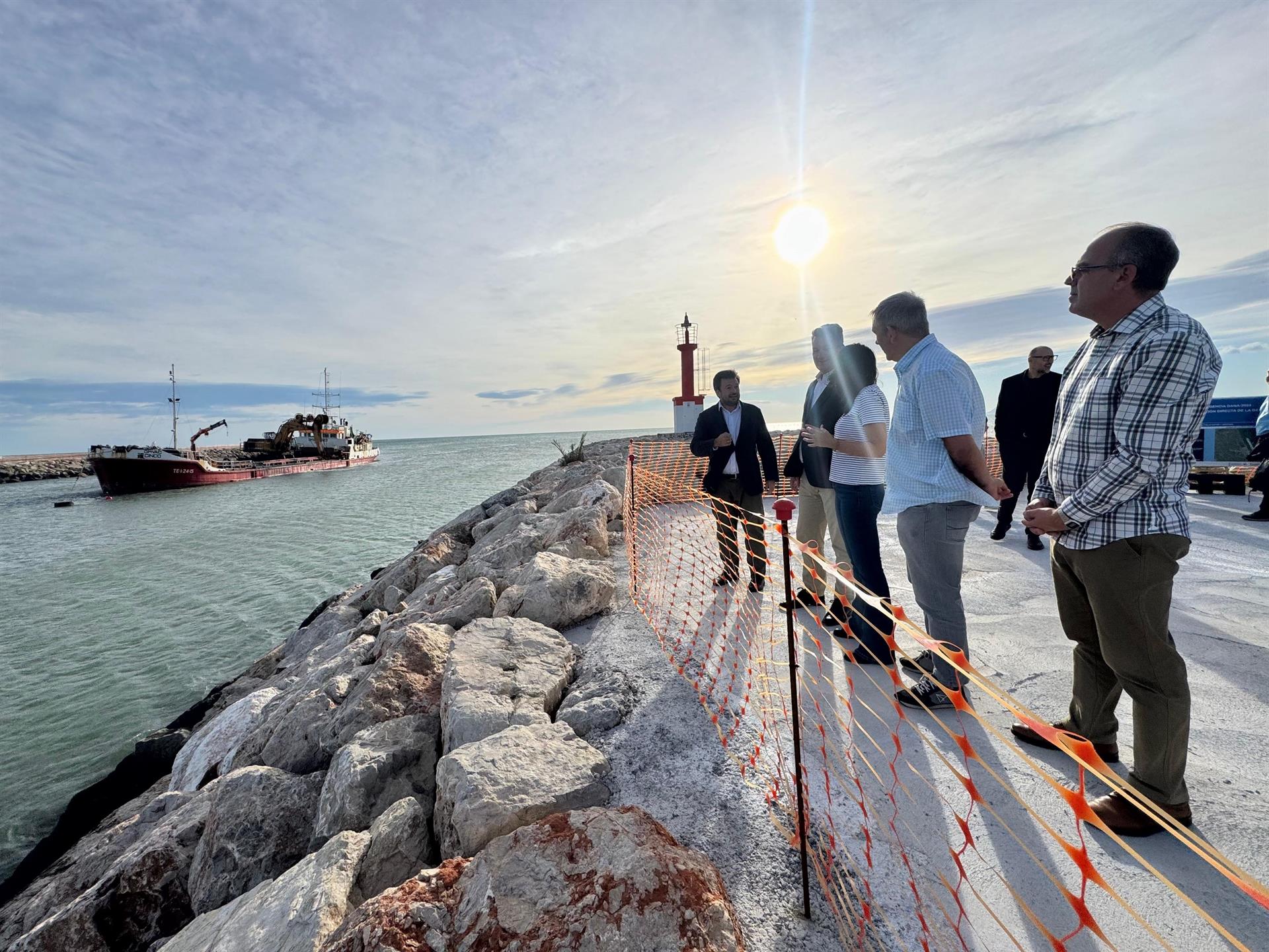 La Generalitat inicia la regeneración de las playas de Tavernes y Cullera con la arena del Puerto afectado por la dana La Generalitat inicia la regeneración de las playas de Tavernes y Cullera con la arena del Puerto afectado por la dana