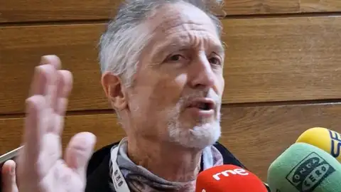 Fernando Valladares atiende a los medios de comunicación en Les Corts. Fernando Valladares atiende a los medios de comunicación en Les Corts.