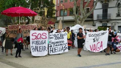 Un momento de la concentraci&oacute;n de los socorristas en Vara de Rey