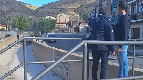 El alcalde de Montalbán, Carlos Sánchez, explica al subdelegado del Gobierno, Enrique Gómez, las actuaciones que se han llevado a cabo en el municipio obras dana montalbán