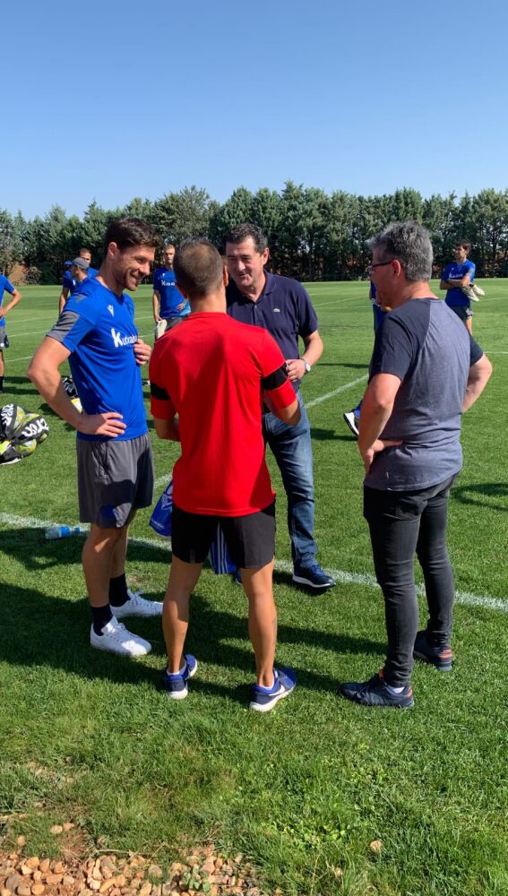 Momento del encuentro entre Xabi Alonso y personal del Ayuntamiento y el equipo de Doñinos de Salamanca