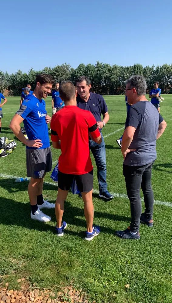 Momento del encuentro entre Xabi Alonso y personal del Ayuntamiento y el equipo de Doñinos de Salamanca Momento del encuentro entre Xabi Alonso y personal del Ayuntamiento y el equipo de Doñinos de Salamanca