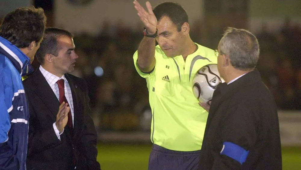 Pino Zamorano pide a Molina que salga del terreno de juego Pino Zamorano pide a Molina que salga del terreno de juego