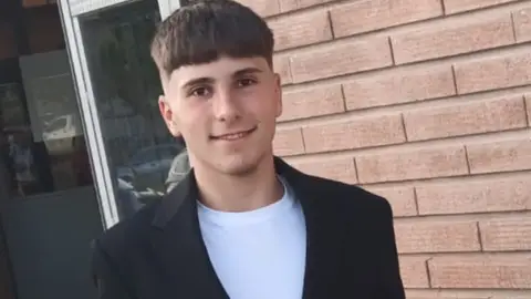 Los Mossos investigan el suicidio de un menor en Lleida que había denunciado acoso escolar: "Le robaban e incluso amenazaban con navaja" Los Mossos investigan el suicidio de un menor en Lleida que había denunciado acoso escolar: "Le robaban e incluso amenazaban con navaja"