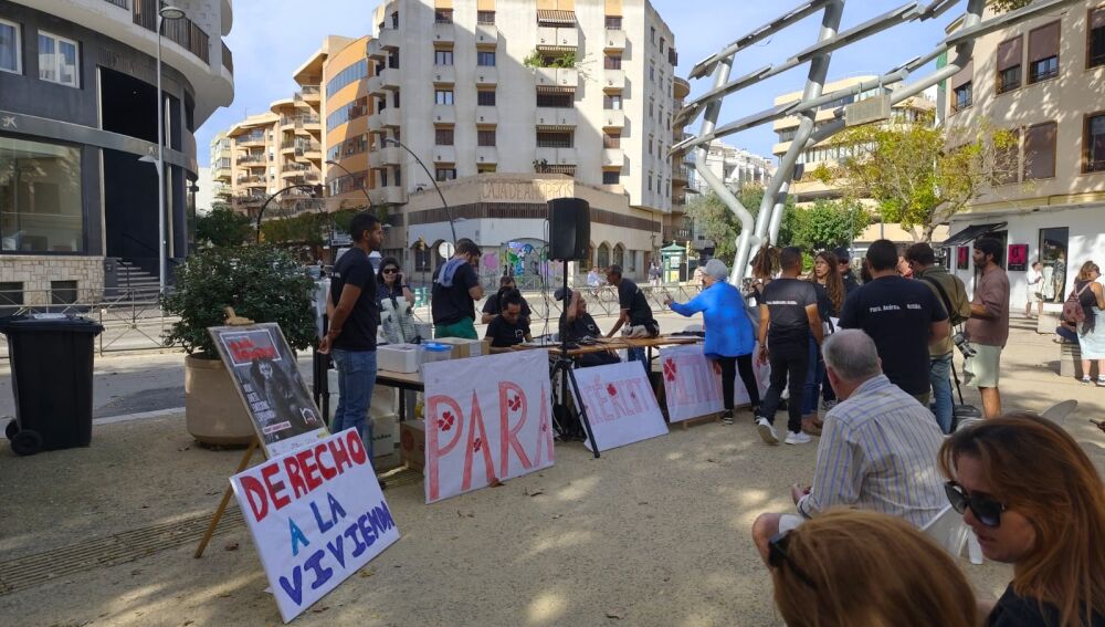 Muchas personas se han acercado a Vara de Rey para conocer el acto de Caritas Diocesana de Ibiza