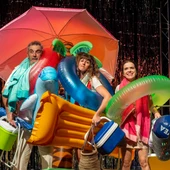 De la irrupción del bikini en los 60 hasta la masificación actual, el viaje de la comedia documental "Postals" De la irrupción del bikini en los 60 hasta la masificación actual, el viaje de la comedia documental "Postals"