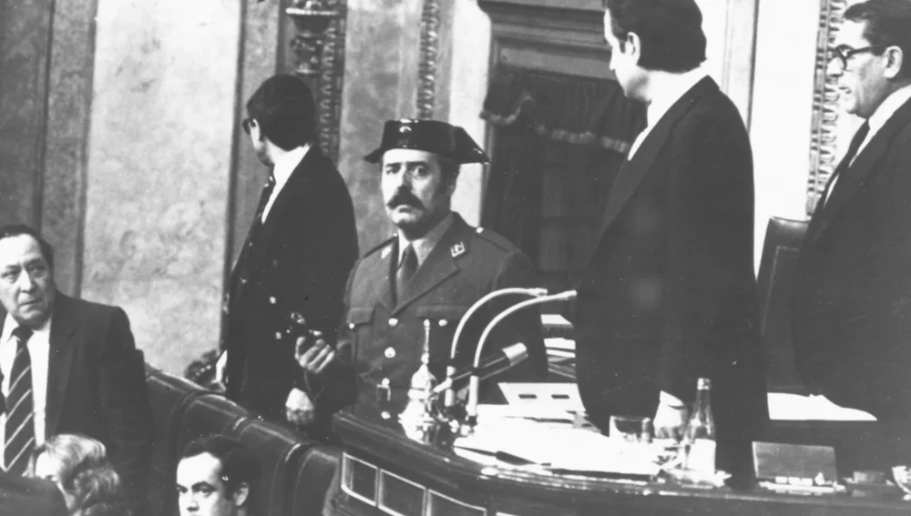 El coronel Antonio Tejero blandiendo un arma mientras intenta tomar el Parlamento español en un golpe de Estado con la Guardia Civil, febrero de 1981. El coronel Antonio Tejero blandiendo un arma mientras intenta tomar el Parlamento español en un golpe de Estado con la Guardia Civil, febrero de 1981.