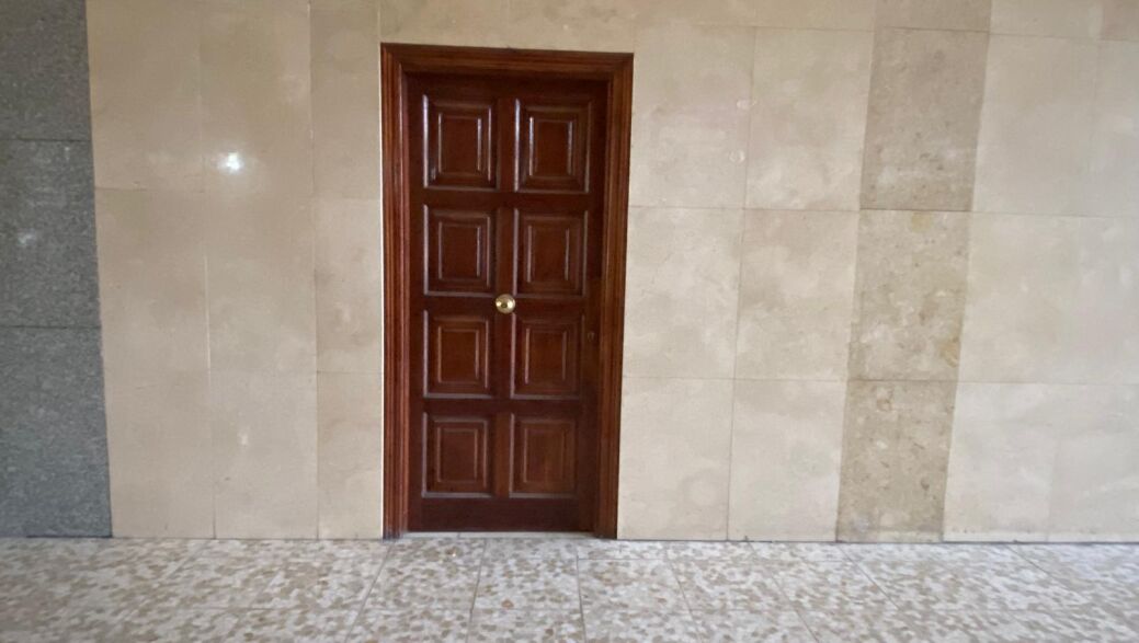 Puerta del local en el que se encuentra la oficina del club