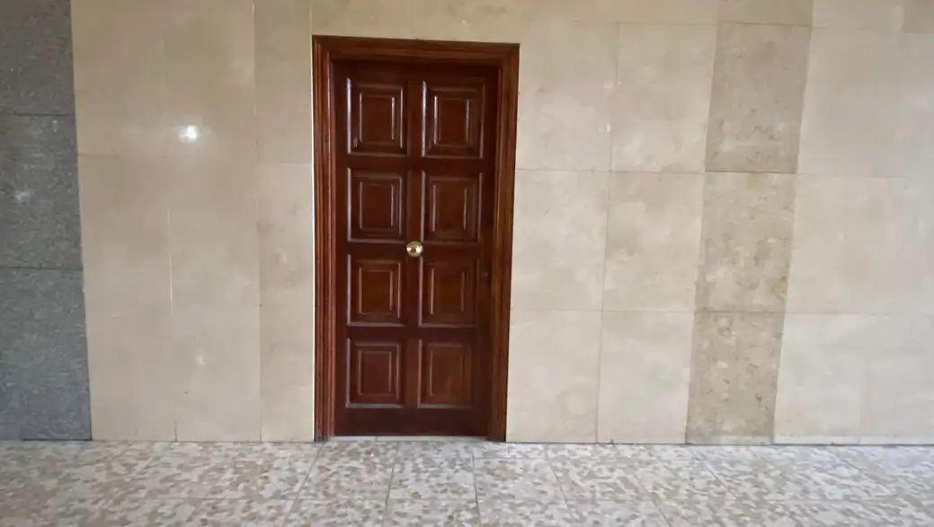 Puerta del local en el que se encuentra la oficina del club Puerta del local en el que se encuentra la oficina del club