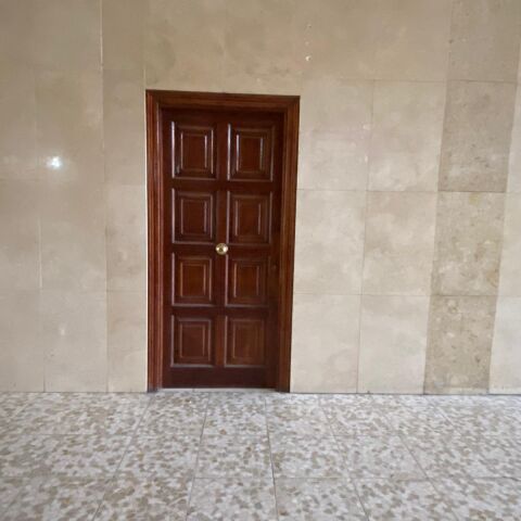Puerta del local en el que se encuentra la oficina del club