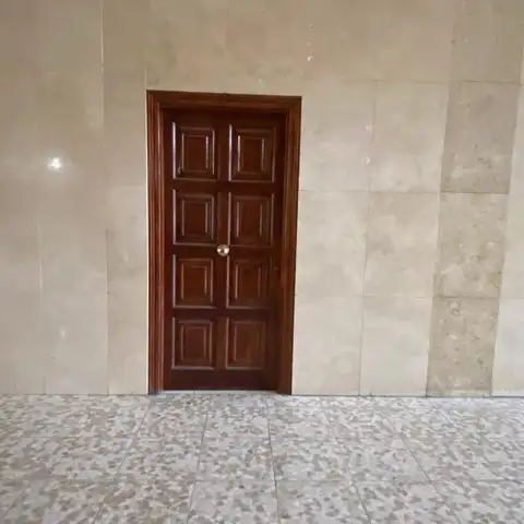 Puerta del local en el que se encuentra la oficina del club Puerta del local en el que se encuentra la oficina del club