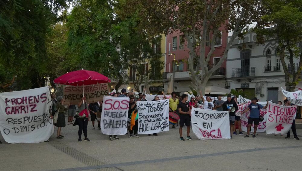 Un momento de la concentración de los socorristas en Vara de Rey
