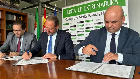 La Consejería de Gestión Forestal y Mundo Rural de la Junta de Extremadura y los colegios de abogados de Badajoz y Cáceres La Consejería de Gestión Forestal y Mundo Rural de la Junta de Extremadura y los colegios de abogados de Badajoz y Cáceres
