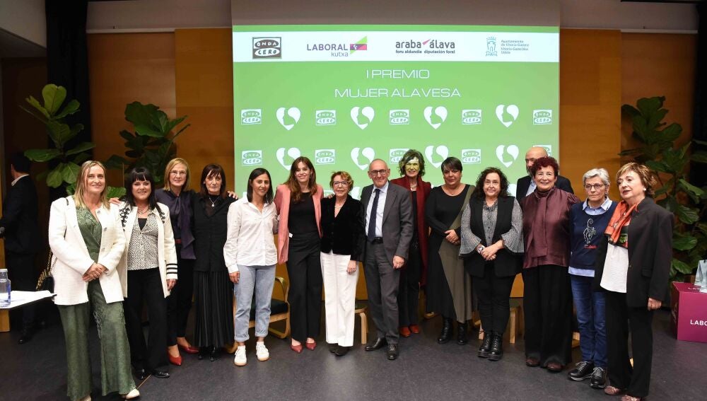 El Diputado General de Álava y la Alcaldesa de Vitoria-Gasteiz junto a las nominadas