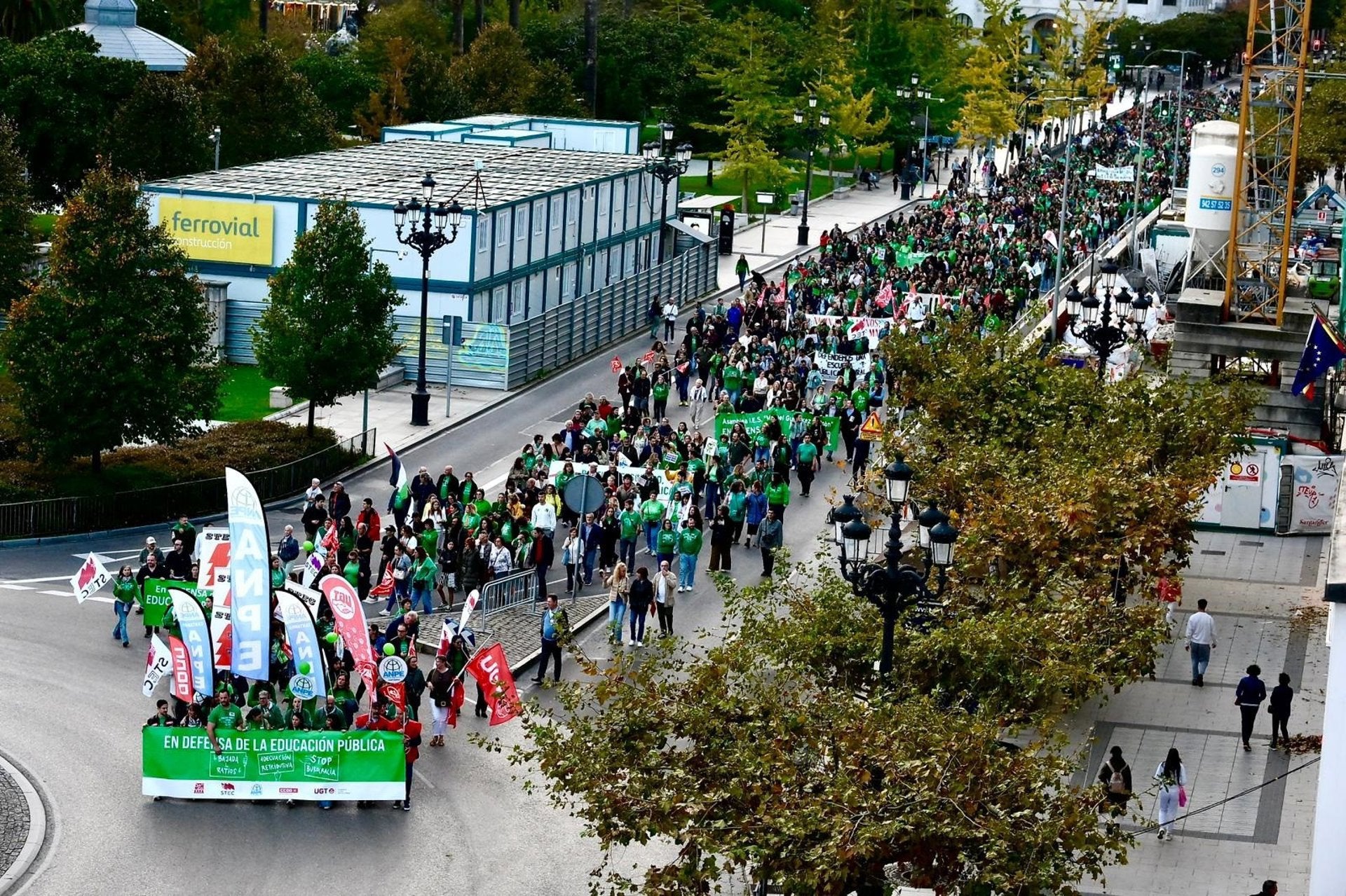 Miles de profesores salen a la calle en la cuarta manifestación por su adecuación salarial: "Somos docentes, no rehenes" Miles de profesores salen a la calle en la cuarta manifestación por su adecuación salarial: "Somos docentes, no rehenes"