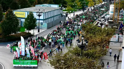 Miles de profesores salen a la calle en la cuarta manifestación por su adecuación salarial: "Somos docentes, no rehenes" Manifestación Huelga Docente Cantabria Adecuacion Salarial
