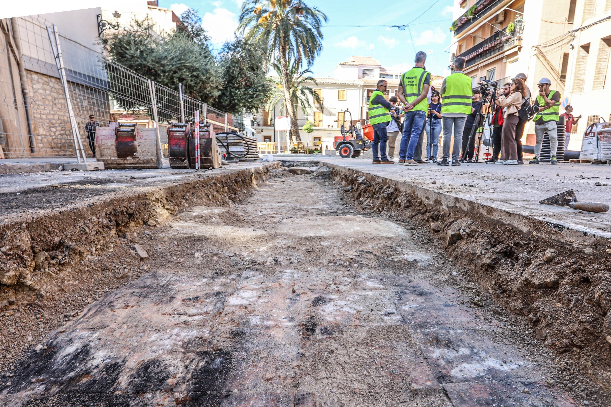 La reurbanización junto a la iglesia de Santa Ana de Elda saca a la luz restos del antiguo templo y del acceso a un refugio de la Guerra Civil La reurbanización junto a la iglesia de Santa Ana de Elda saca a la luz restos del antiguo templo y del acceso a un refugio de la Guerra Civil