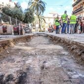 Obras de reurbanización junto a la iglesia de Santa Ana de Elda.