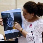 La portavoz de Por Andalucía, Inmaculada Nieto, muestra una mamografía durante su intervención en la sesión de control al Ejecutivo en el pleno del Parlamento autonómico en el que se debate los fallos en los cribados del cáncer de mama, este jueves en Sevilla. 