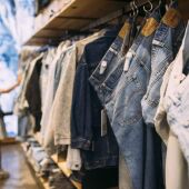 ¿Sabes cuántos litros de agua llevas puestos? La exposición 'Latidos de Gea' del MUDIC revela la contaminación que genera la ropa