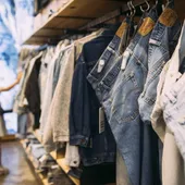 ¿Sabes cuántos litros de agua llevas puestos? La exposición 'Latidos de Gea' del MUDIC revela la contaminación que genera la ropa ¿Sabes cuántos litros de agua llevas puestos? La exposición 'Latidos de Gea' del MUDIC revela la contaminación que genera la ropa