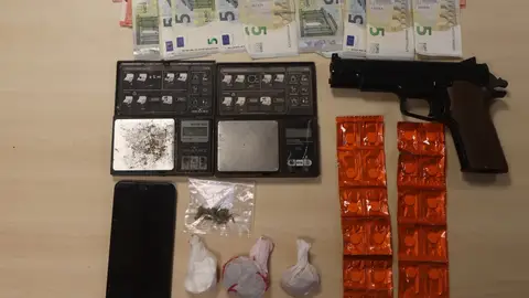 Detenida una persona en la desarticulación de un punto de venta de drogas en Santiago Detenida una persona en la desarticulación de un punto de venta de drogas en Santiago