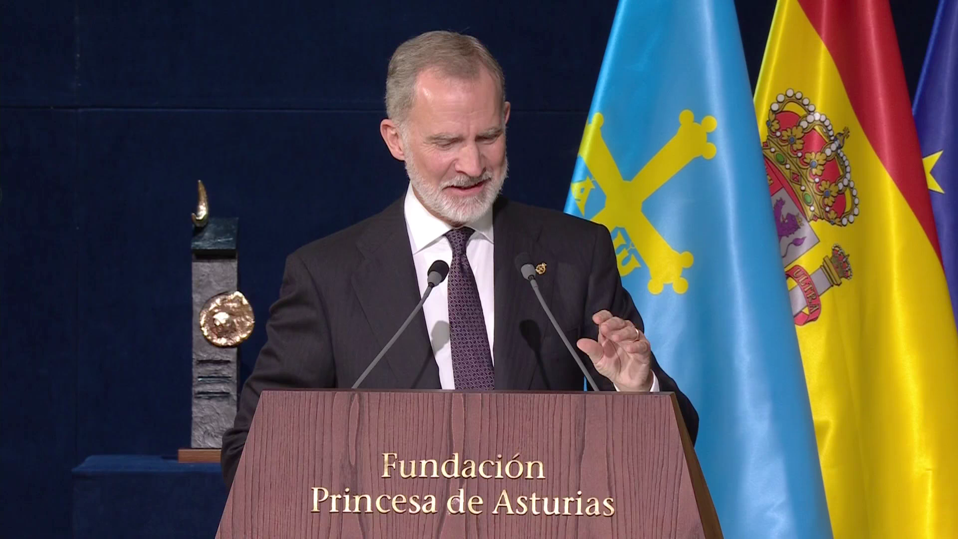 El Rey cede protagonismo a la Princesa Leonor en los Premios Princesa de Asturias: "Me corresponde ir dejándole ya este espacio" El Rey cede protagonismo a la Princesa Leonor en los Premios Princesa de Asturias: "Me corresponde ir dejándole ya este espacio"