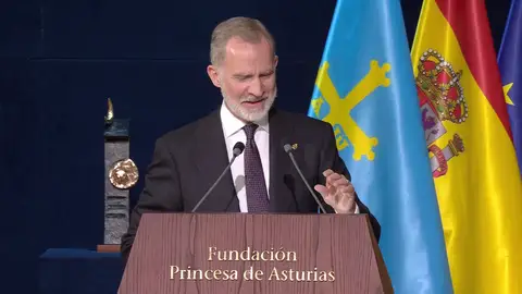 El Rey cede protagonismo a la Princesa Leonor en los Premios Princesa de Asturias: "Me corresponde ir dejándole ya este espacio" El Rey cede protagonismo a la Princesa Leonor en los Premios Princesa de Asturias: "Me corresponde ir dejándole ya este espacio"
