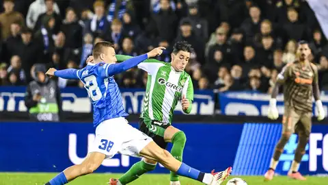 Valentín Gómez conduce el balón en el Genk-Betis. Valentín Gómez conduce el balón en el Genk-Betis.