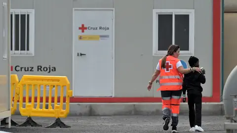Imagen de archivo de una trabajadora de Cruz Roja con un niño tras la llegada de un cayuco a El Hierro Imagen de archivo de una trabajadora de Cruz Roja con un niño tras la llegada de un cayuco a El Hierro