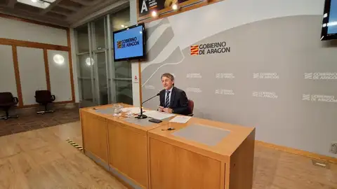 El paro sube 7.300 personas en el tercer trimestre en Aragón El director general de Política Económica, Javier Martínez, en rueda de prensa