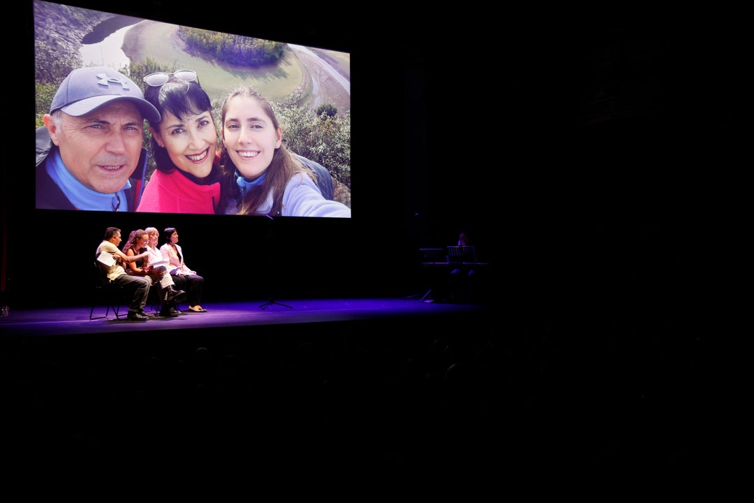 Emotivo y cálido homenaje a los 229 fallecidos en la Dana: "Todavía convivimos con el dolor" Emotivo y cálido homenaje a los 229 fallecidos en la Dana: "Todavía convivimos con el dolor"