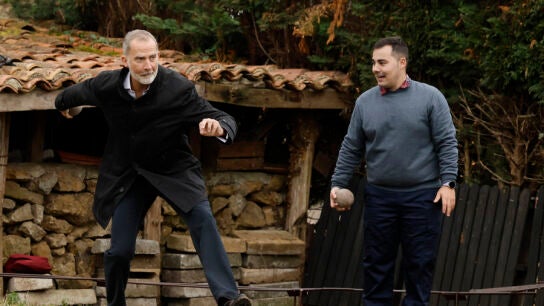 El rey Felipe VI juega a los Bolos Asturianos durante su visita a Valdesoto