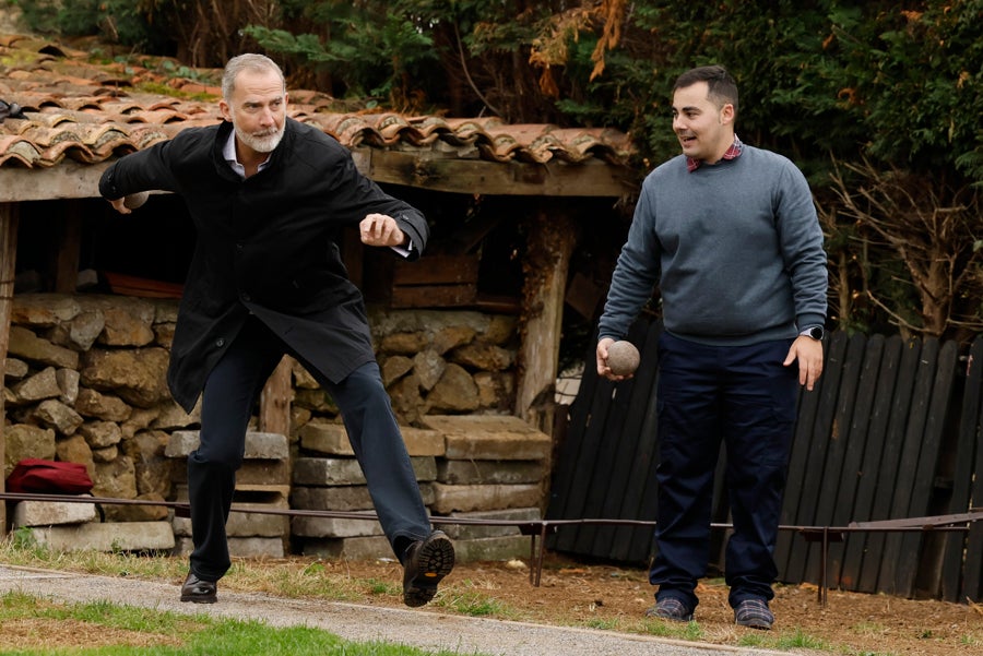 El vídeo del rey jugando a los Bolos Asturianos y la princesa preparando embutido durante su visita a Valdesoto El vídeo del rey jugando a los Bolos Asturianos y la princesa preparando embutido durante su visita a Valdesoto