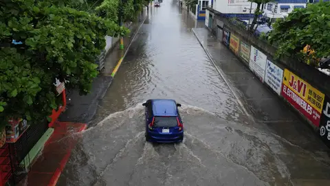 Un coche circula por las calles inundadas en Santo Domingo, República Dominicana. Viernes 24 de octubre de 2025. Un coche circula por las calles inundadas en Santo Domingo, República Dominicana. Viernes 24 de octubre de 2025.