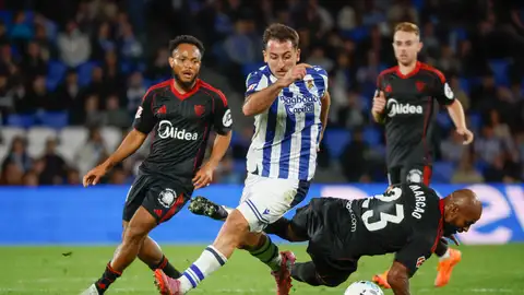 El delantero de la Real Sociedad, Mikel Oyarzabal (i), se lleva el balón ante el defensa brasileño del Sevilla, Marcao, durante el partido de LaLiga de fútbol que Real Sociedad y Sevilla FC disputan este viernes en el Reale Arena, en San Sebastián El delantero de la Real Sociedad, Mikel Oyarzabal (i), se lleva el balón ante el defensa brasileño del Sevilla, Marcao, durante el partido de LaLiga de fútbol que Real Sociedad y Sevilla FC disputan este viernes en el Reale Arena, en San Sebastián