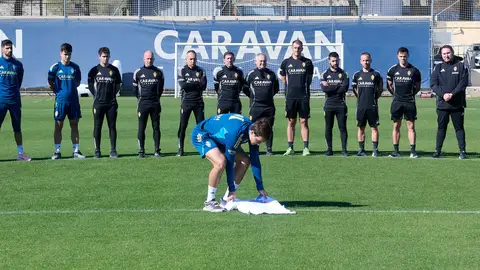 Los jugadores del Real Zaragoza guardan un minuto de silencio por la muerte de Jorge Casado Los jugadores del Real Zaragoza guardan un minuto de silencio por la muerte de Jorge Casado