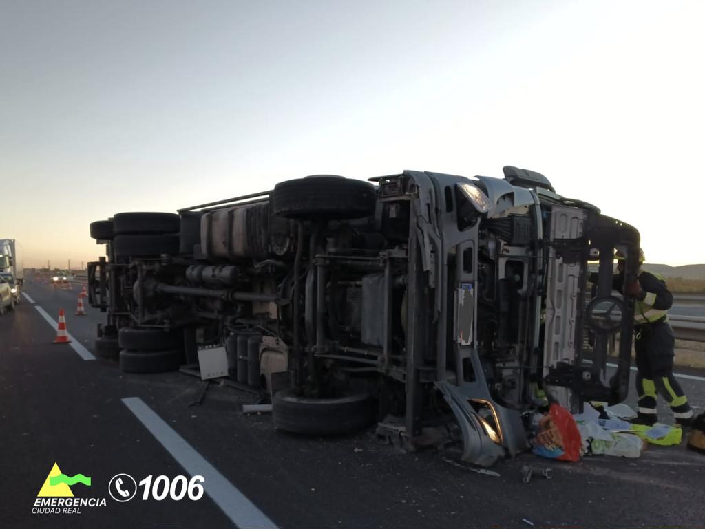 El vuelco de un camión, cuyo conductor resulta herido, obliga a cortar parcialmente la A-4 en Valdepeñas El vuelco de un camión, cuyo conductor resulta herido, obliga a cortar parcialmente la A-4 en Valdepeñas