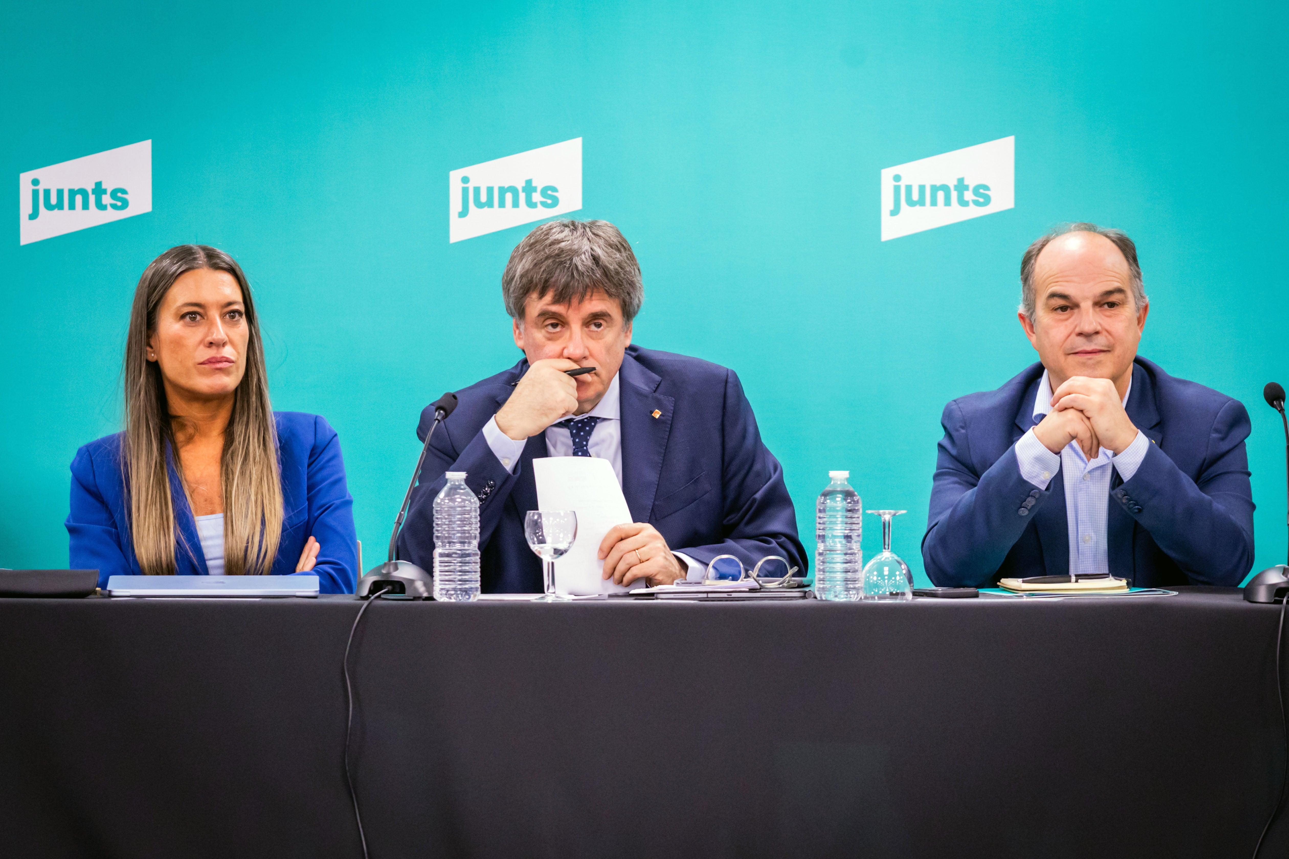 Míriam Nogueras, Carles Puigdemont y Jordi Turull, este lunes en la reunión de Junts en Perpiñán. Míriam Nogueras, Carles Puigdemont y Jordi Turull, este lunes en la reunión de Junts en Perpiñán.