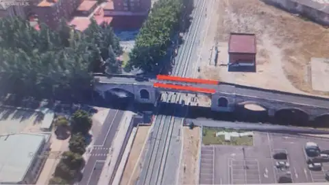 "Pasarelas superiores sin paso: ADIF levantará nuevos muros a la movilidad" .