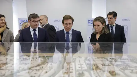 El alcalde Almeida en la segunda fase de las viviendas de Los Ahijones El alcalde Almeida en la segunda fase de las viviendas de Los Ahijones