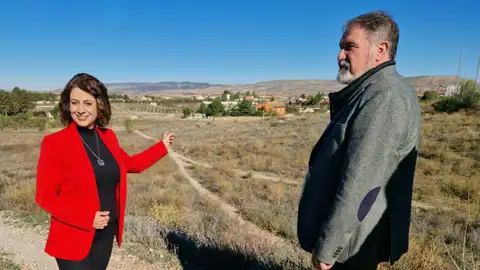 La alcaldesa de Teruel, Emma Buj, y el concejal de Urbanismo, Juan Carlos Cruzado LAS VIÑAS