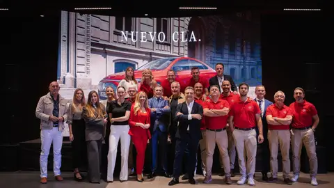 Granada Premium presenta el nuevo Mercedes-Benz CLA en una noche que tiñó la ciudad de rojo y elegancia Granada Premium presenta el nuevo Mercedes-Benz CLA en una noche que tiñó la ciudad de rojo y elegancia