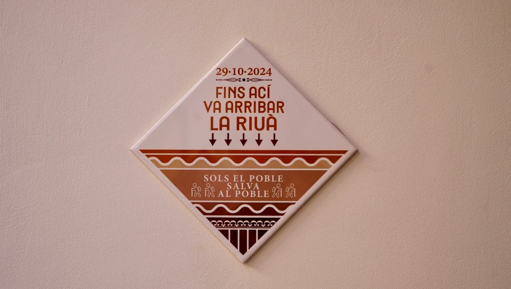 Azulejo que indica hasta dónde llegaron las aguas el 29 de octubre de 2024, el fatídico día de la dana/ Tomás Sanjuán Azulejo que indica hasta dónde llegaron las aguas el 29 de octubre de 2024, el fatídico día de la dana/ Tomás Sanjuán